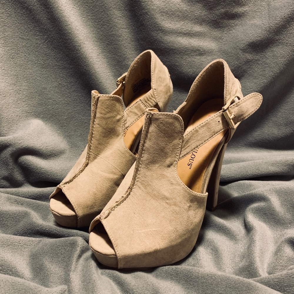 Nude Pumps